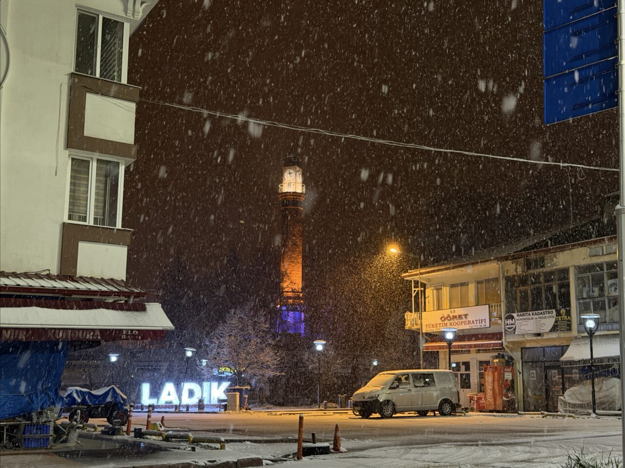 SAMSUN (AA) – Samsun'un Ladik ilçe merkezi, gece yoğun yağan
