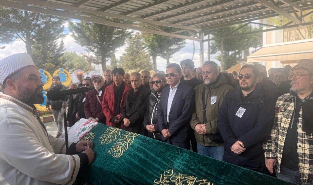 - Sanatçının oğlu Hakan Rizeli:
- "İnsanların sevgisini unutmuş gibiydik. Ama