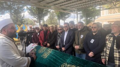 - Sanatçının oğlu Hakan Rizeli:
- "İnsanların sevgisini unutmuş gibiydik. Ama