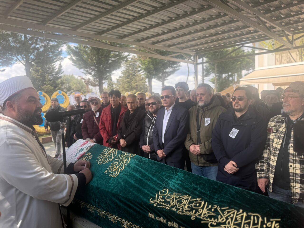 - Sanatçının oğlu Hakan Rizeli:
- "İnsanların sevgisini unutmuş gibiydik. Ama