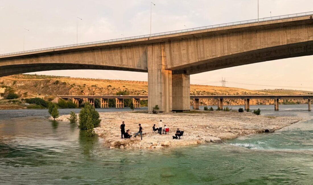 ŞANLIURFA (AA) – Şanlıurfa'da Fırat Nehri kıyısında piknik yapan ve