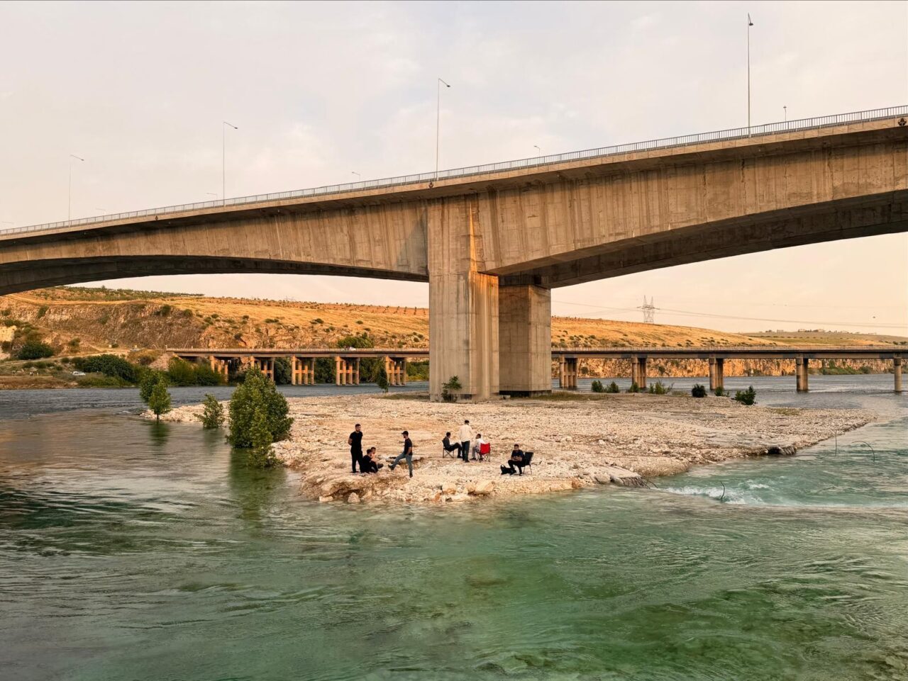 ŞANLIURFA (AA) – Şanlıurfa'da Fırat Nehri kıyısında piknik yapan ve