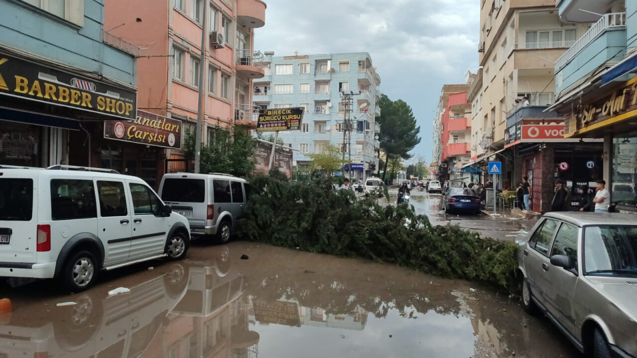 - Fırtınada bir caminin minaresi de yıkıldı