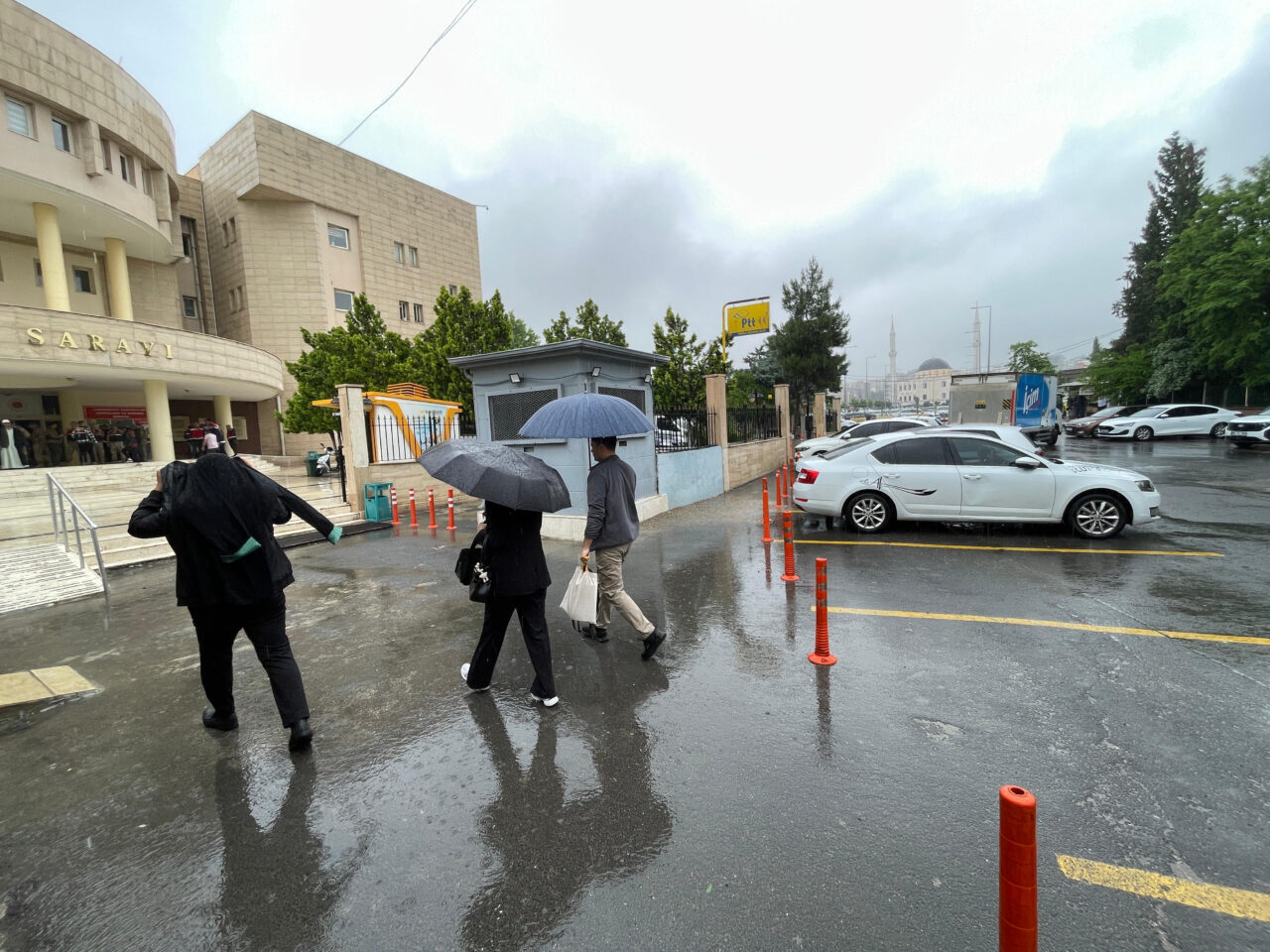 ŞANLIURFA (AA) – Şanlıurfa'da sağanak günlük yaşamı olumsuz etkiledi. Kentte