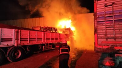 ŞANLIURFA (AA) – Şanlıurfa'nın Eyyübiye ilçesinde tır garajında çıkan yangında