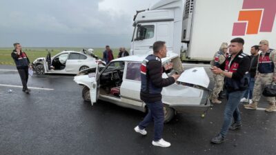 ŞANLIURFA (AA) – Şanlıurfa'nın Siverek ilçesinde 3 aracın karıştığı trafik