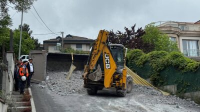 İSTANBUL (AA) – Sarıyer'de yokuş çıkarken geri kayıp devrilen hafriyat