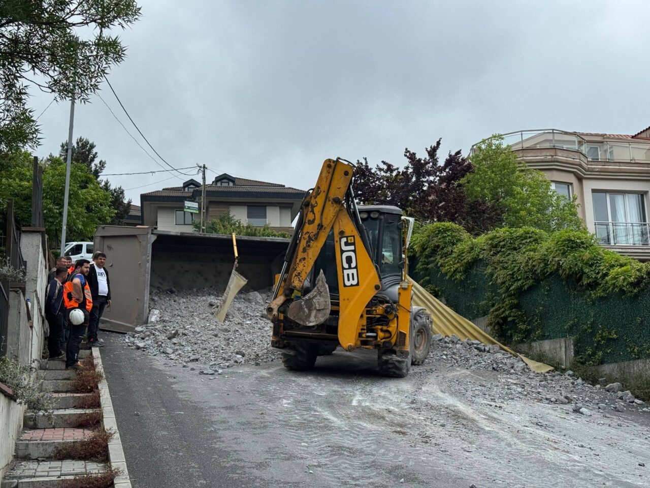 İSTANBUL (AA) – Sarıyer'de yokuş çıkarken geri kayıp devrilen hafriyat