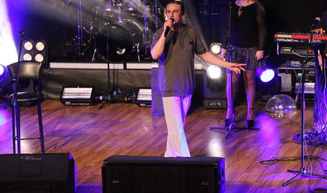 KARABÜK (AA) – Şarkıcı Çelik Erişçi, Karabük'ün Safranbolu ilçesinde konser