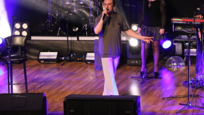 KARABÜK (AA) – Şarkıcı Çelik Erişçi, Karabük'ün Safranbolu ilçesinde konser