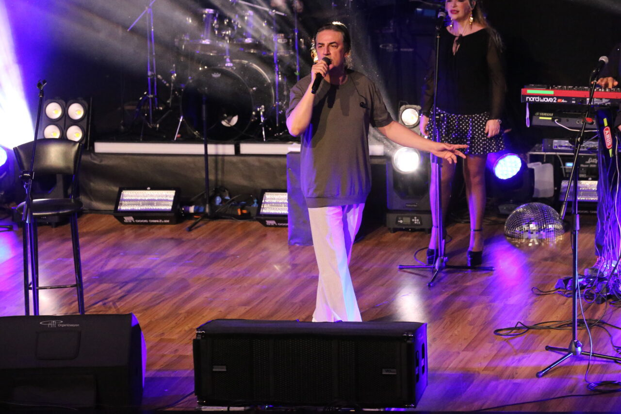 KARABÜK (AA) – Şarkıcı Çelik Erişçi, Karabük'ün Safranbolu ilçesinde konser