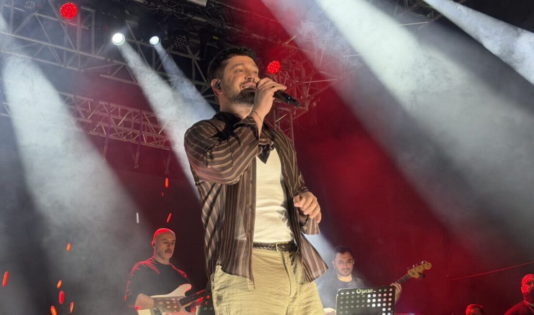 İZMİR (AA) – Şarkıcı Murat Boz, 16. Emiralem Uluslararası Çilek