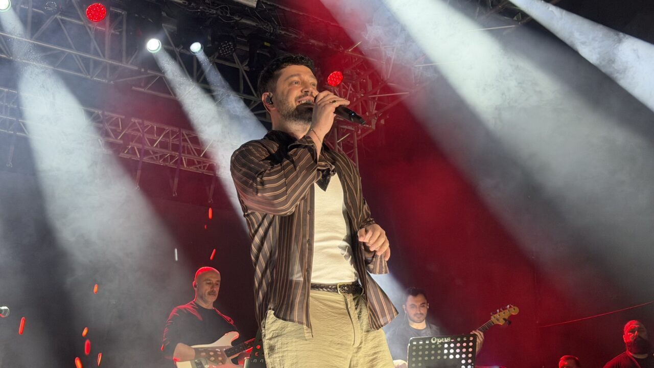 İZMİR (AA) – Şarkıcı Murat Boz, 16. Emiralem Uluslararası Çilek