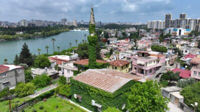 - Adana'da minaresi ve dış cephesinin sarmaşıkla kaplı olması dolayısıyla