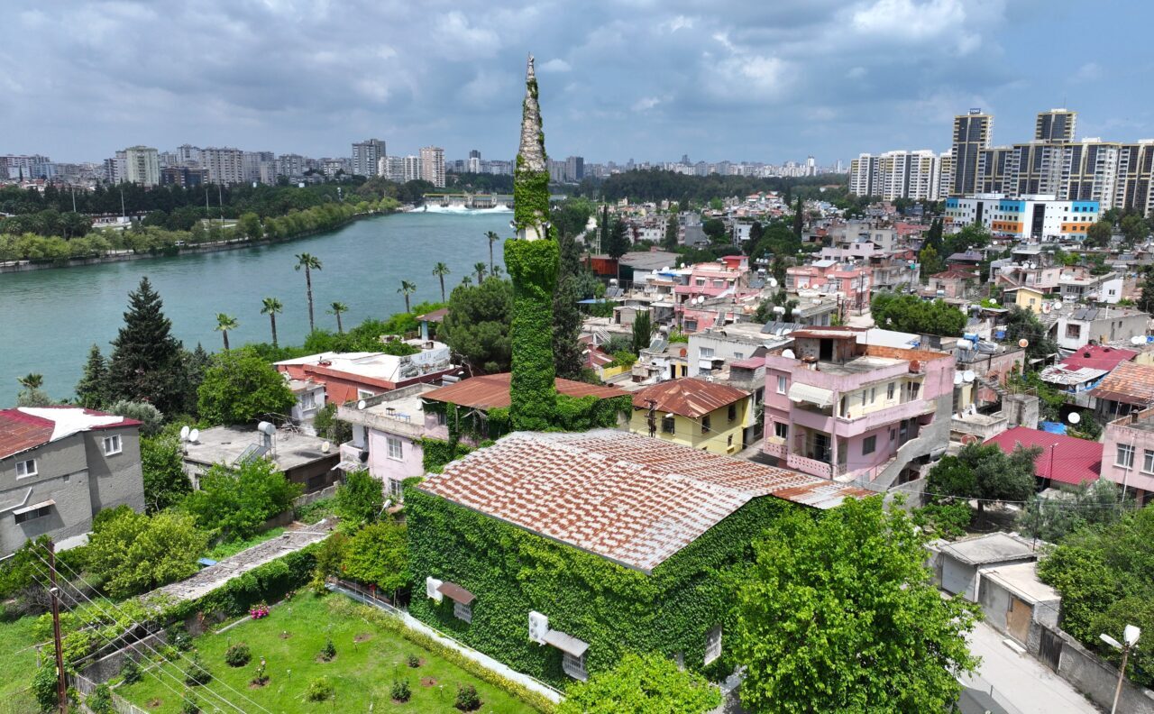 - Adana'da minaresi ve dış cephesinin sarmaşıkla kaplı olması dolayısıyla