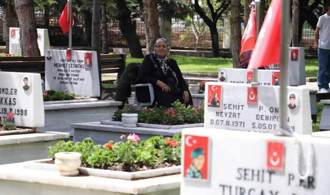 KAYSERİ (AA) – Kayseri'de şehit anneleri, Anneler Günü'nde evlatlarının kabrini
