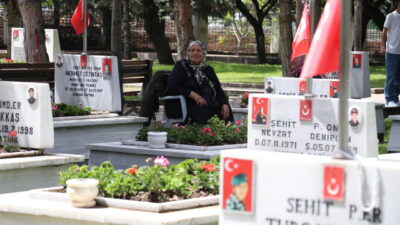 KAYSERİ (AA) – Kayseri'de şehit anneleri, Anneler Günü'nde evlatlarının kabrini