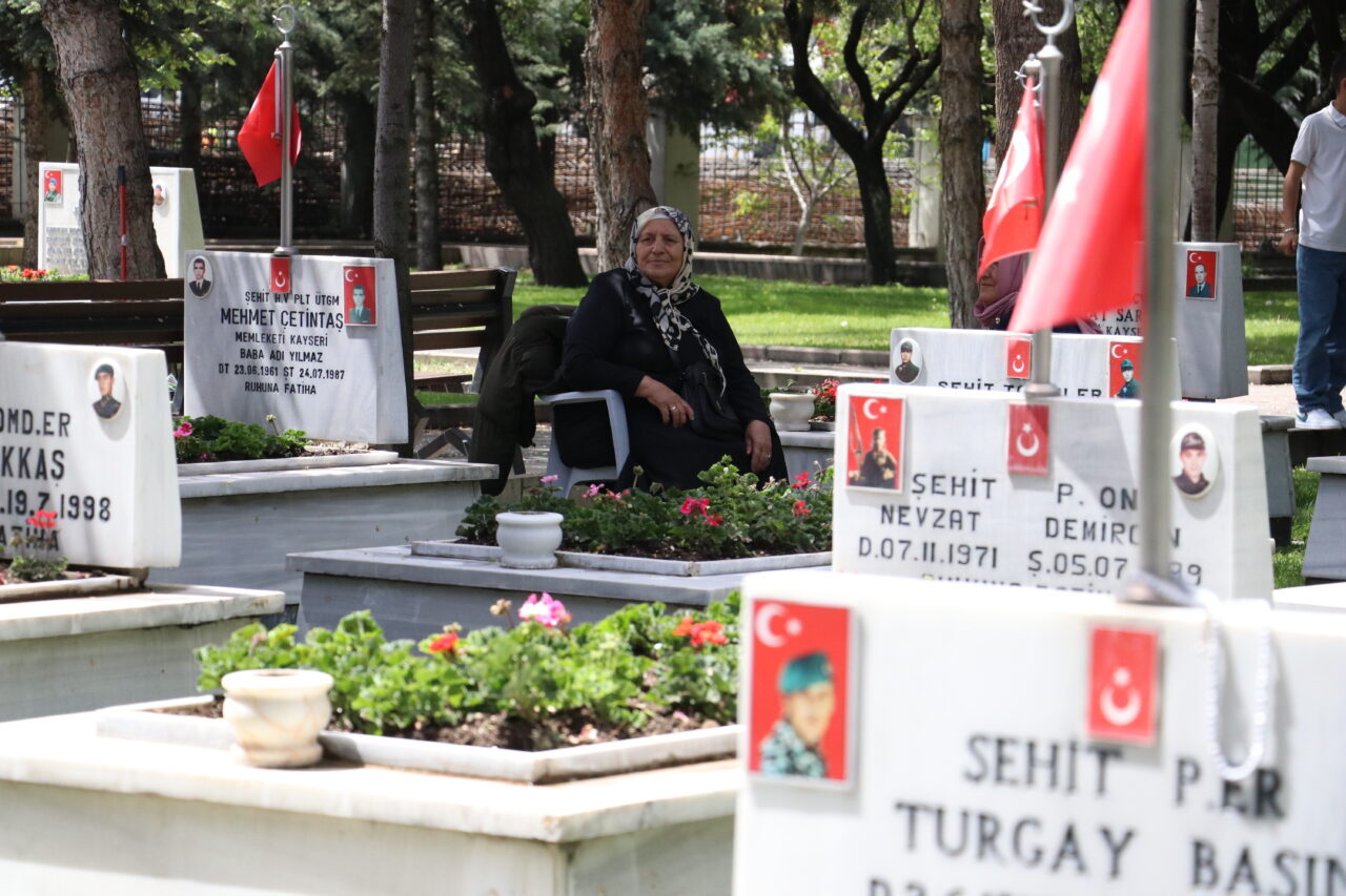 KAYSERİ (AA) – Kayseri'de şehit anneleri, Anneler Günü'nde evlatlarının kabrini