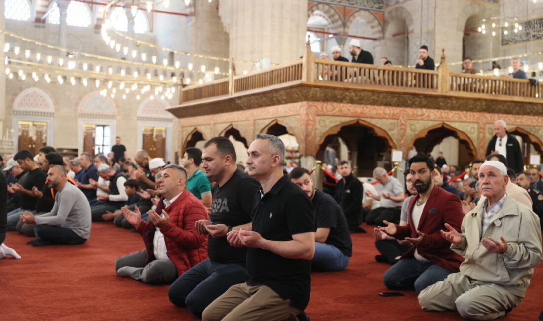 EDİRNE (AA) – Selimiye Camisi'nde Vakıflar Haftası dolayısıyla mevlit okutuldu.