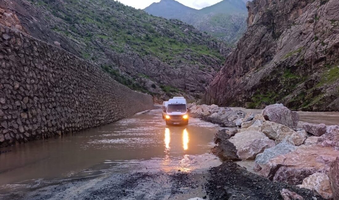 HAKKARİ (AA) – Hakkari'nin Şemdinli ilçesinde derenin taşması sonucu Şemdinli-Derecik