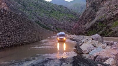 HAKKARİ (AA) – Hakkari'nin Şemdinli ilçesinde derenin taşması sonucu Şemdinli-Derecik