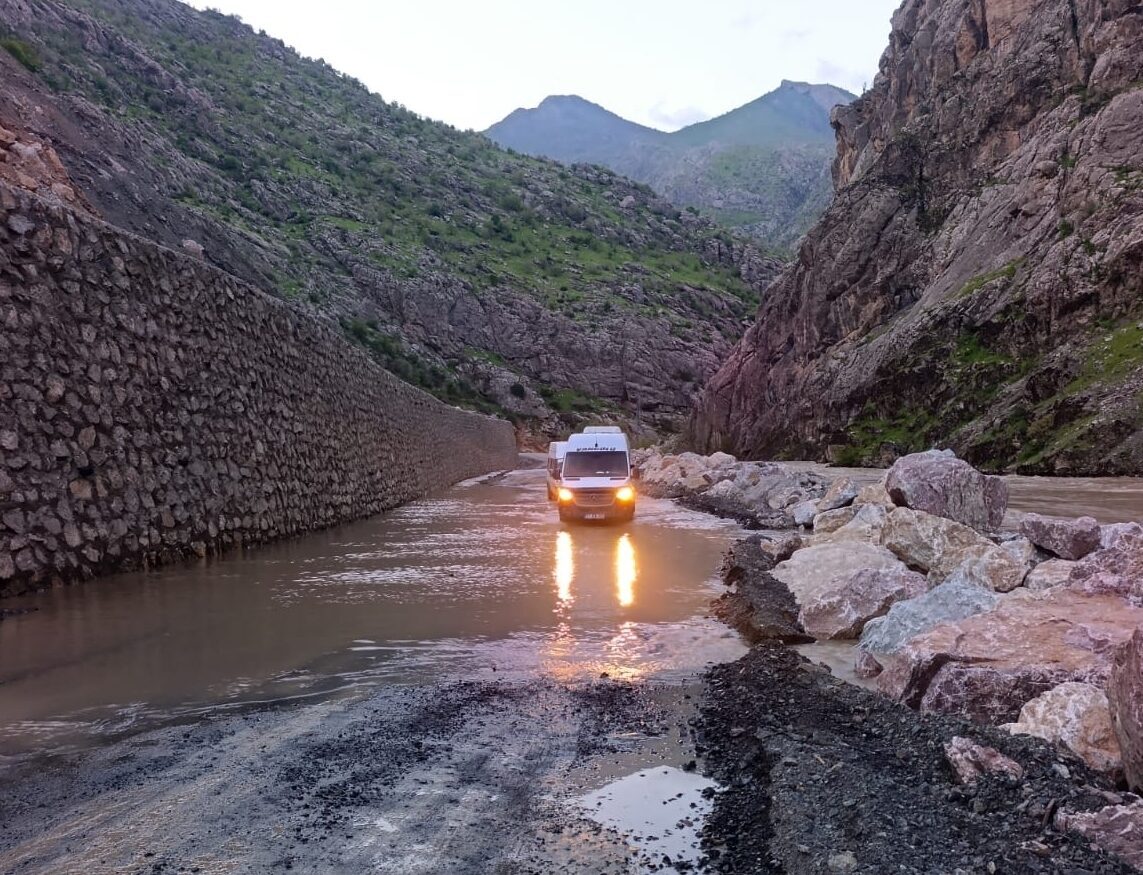 HAKKARİ (AA) – Hakkari'nin Şemdinli ilçesinde derenin taşması sonucu Şemdinli-Derecik