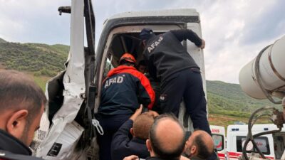 SİİRT (AA) – Siirt'in Eruh ilçesinde beton mikserinin bariyerle çarpması