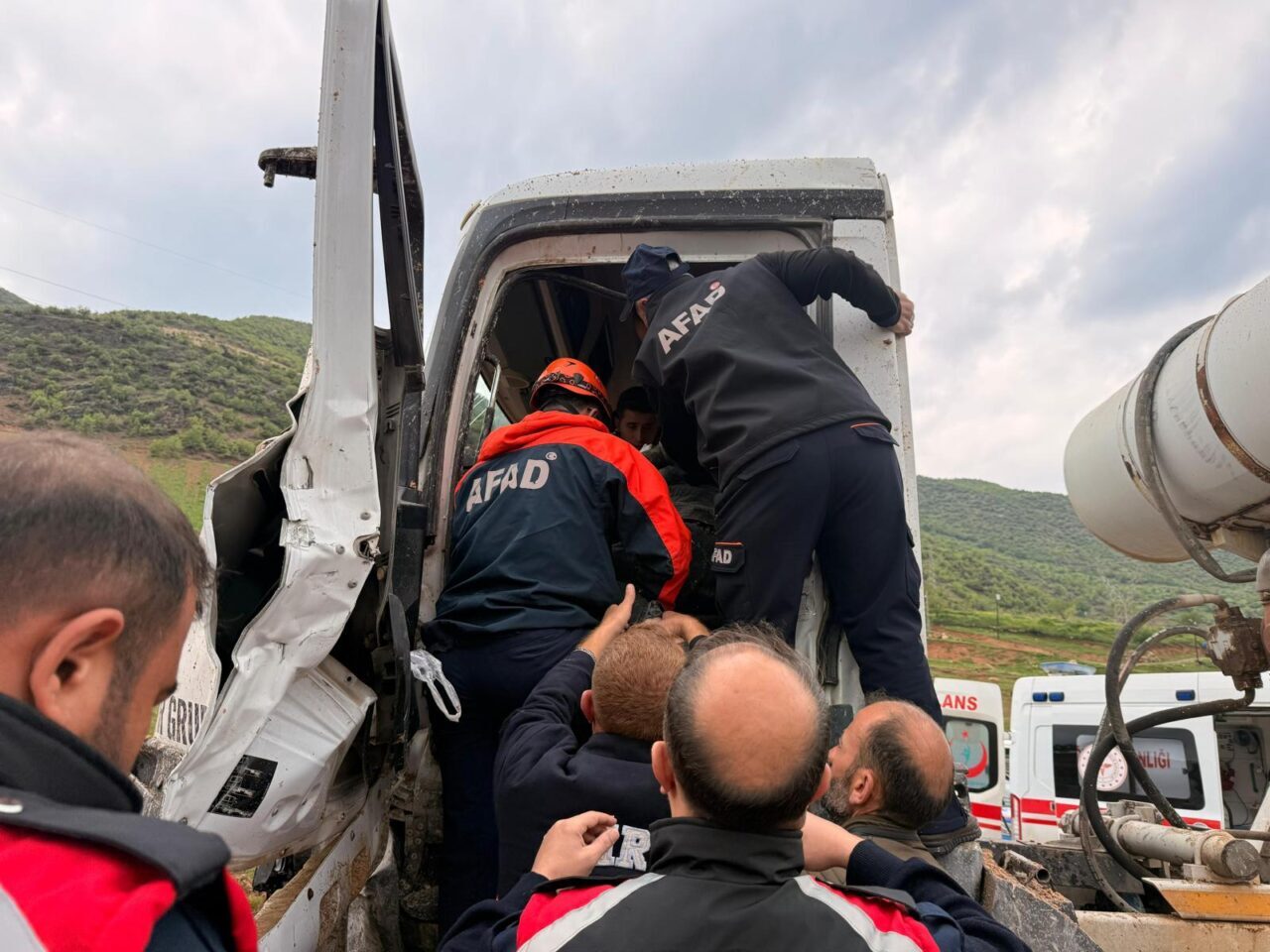 SİİRT (AA) – Siirt'in Eruh ilçesinde beton mikserinin bariyerle çarpması