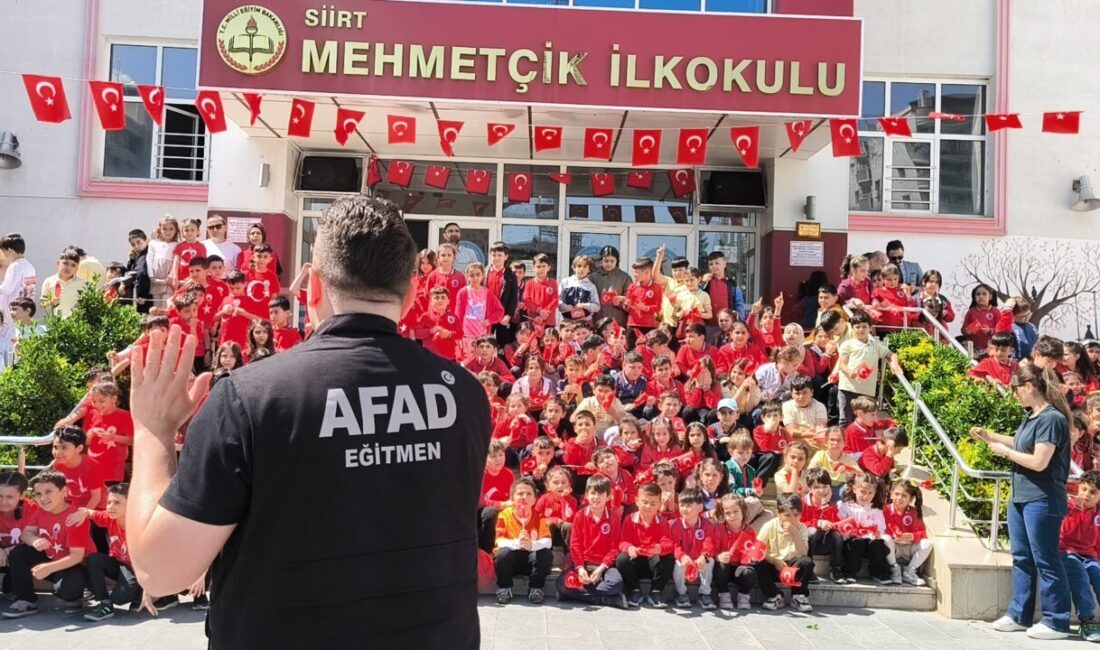 SİİRT (AA) – Siirt'te jandarma ve AFAD ekipleri, "Çocuk Gelişsin