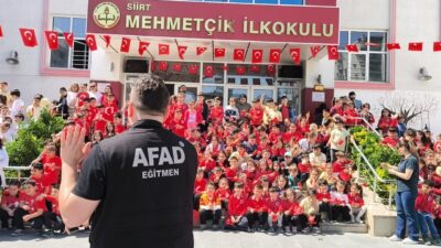 SİİRT (AA) – Siirt'te jandarma ve AFAD ekipleri, "Çocuk Gelişsin