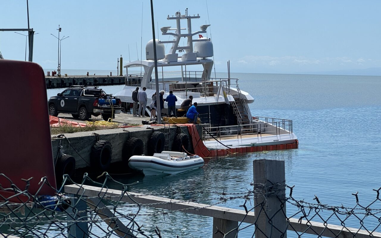 SİNOP (AA) – Sinop'ta limanda demirli bulunan bir yat, su