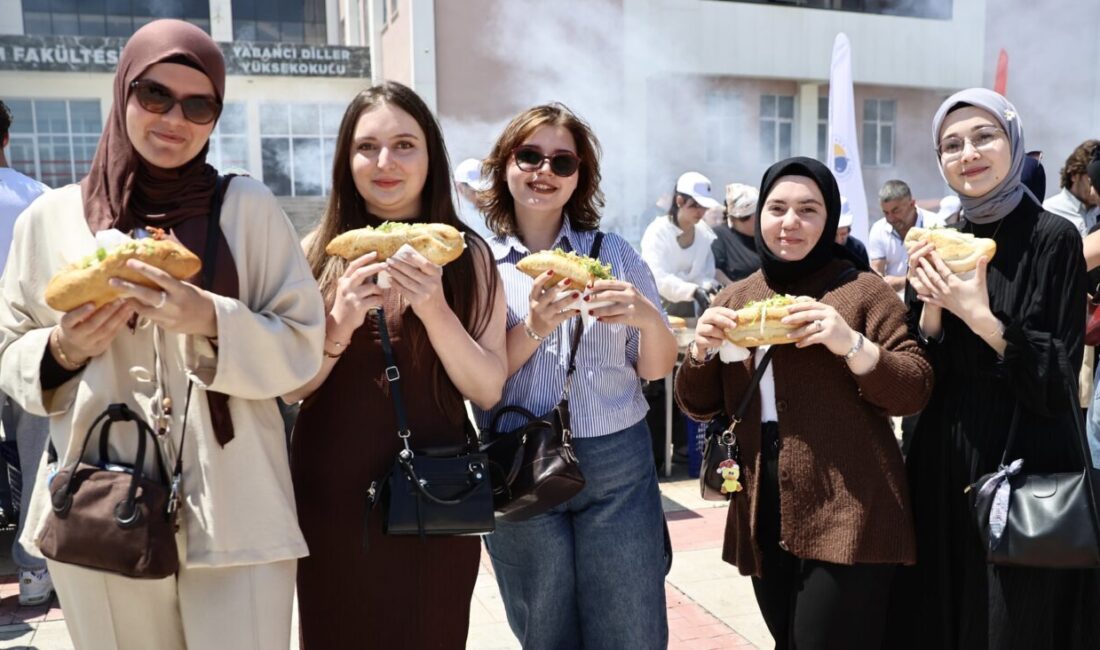SİNOP (AA) – Sinop'ta düzenlenen 11. Geleneksel Balık Festivali'nde katılımcılara
