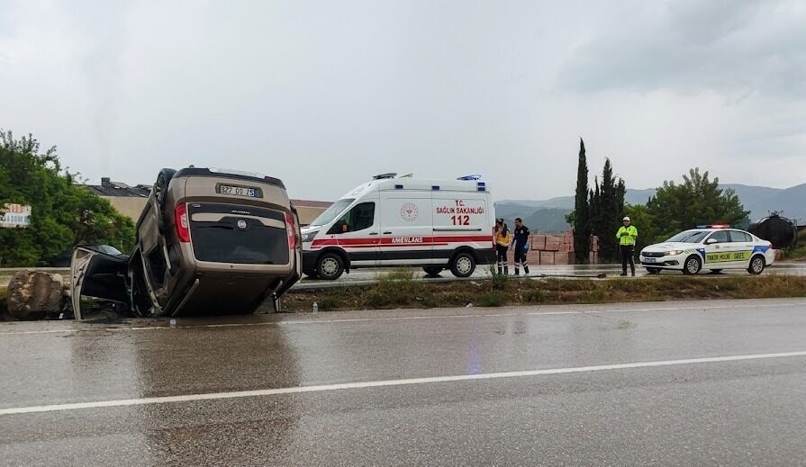 SİNOP (AA) – Sinop'un Boyabat ilçesinde devrilen hafif ticari araçta