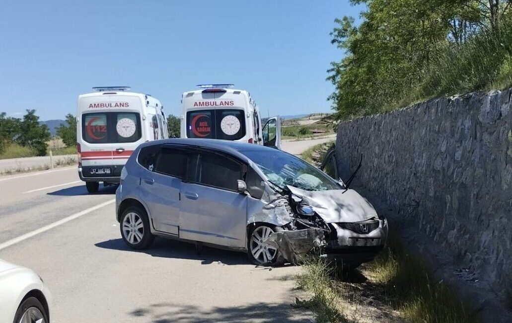 SİNOP (AA) – Sinop’un Boyabat ilçesinde otomobilin istinat duvarına çarptığı