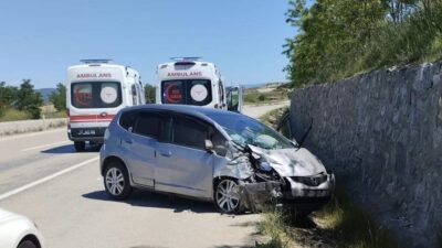 SİNOP (AA) – Sinop’un Boyabat ilçesinde otomobilin istinat duvarına çarptığı