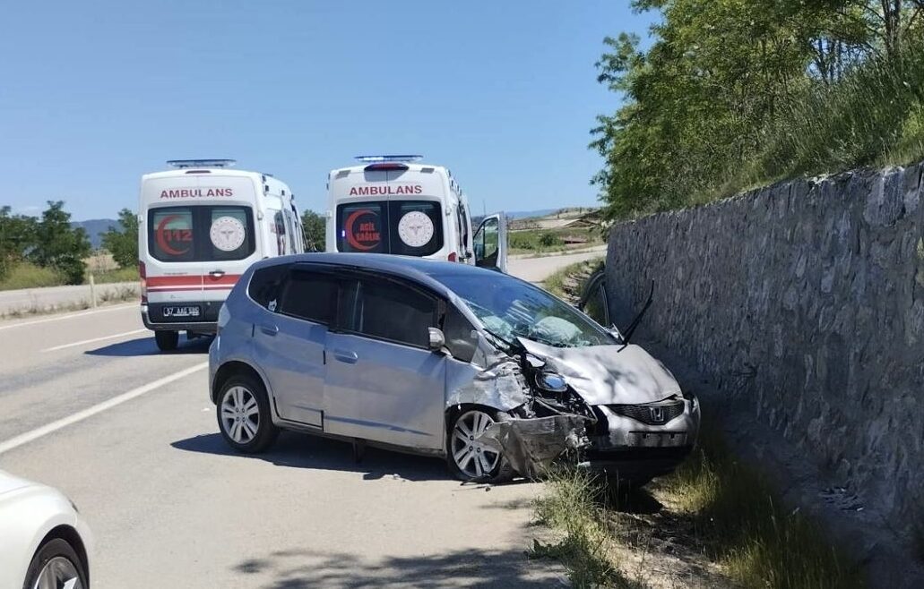 SİNOP (AA) – Sinop’un Boyabat ilçesinde otomobilin istinat duvarına çarptığı