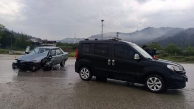 SİNOP (AA) – Sinop'ta otomobille, hafif ticari aracın çarpışması sonucu