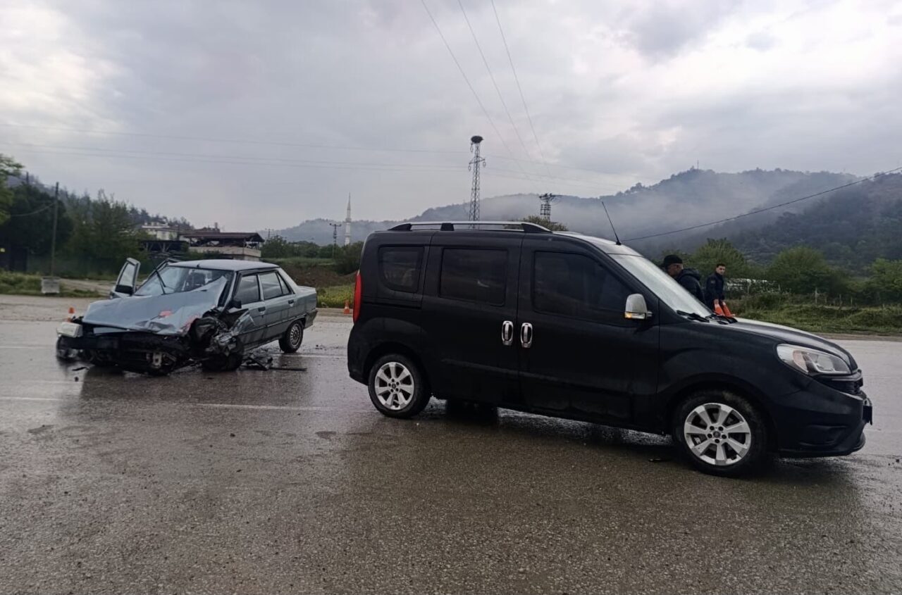 SİNOP (AA) – Sinop'ta otomobille, hafif ticari aracın çarpışması sonucu