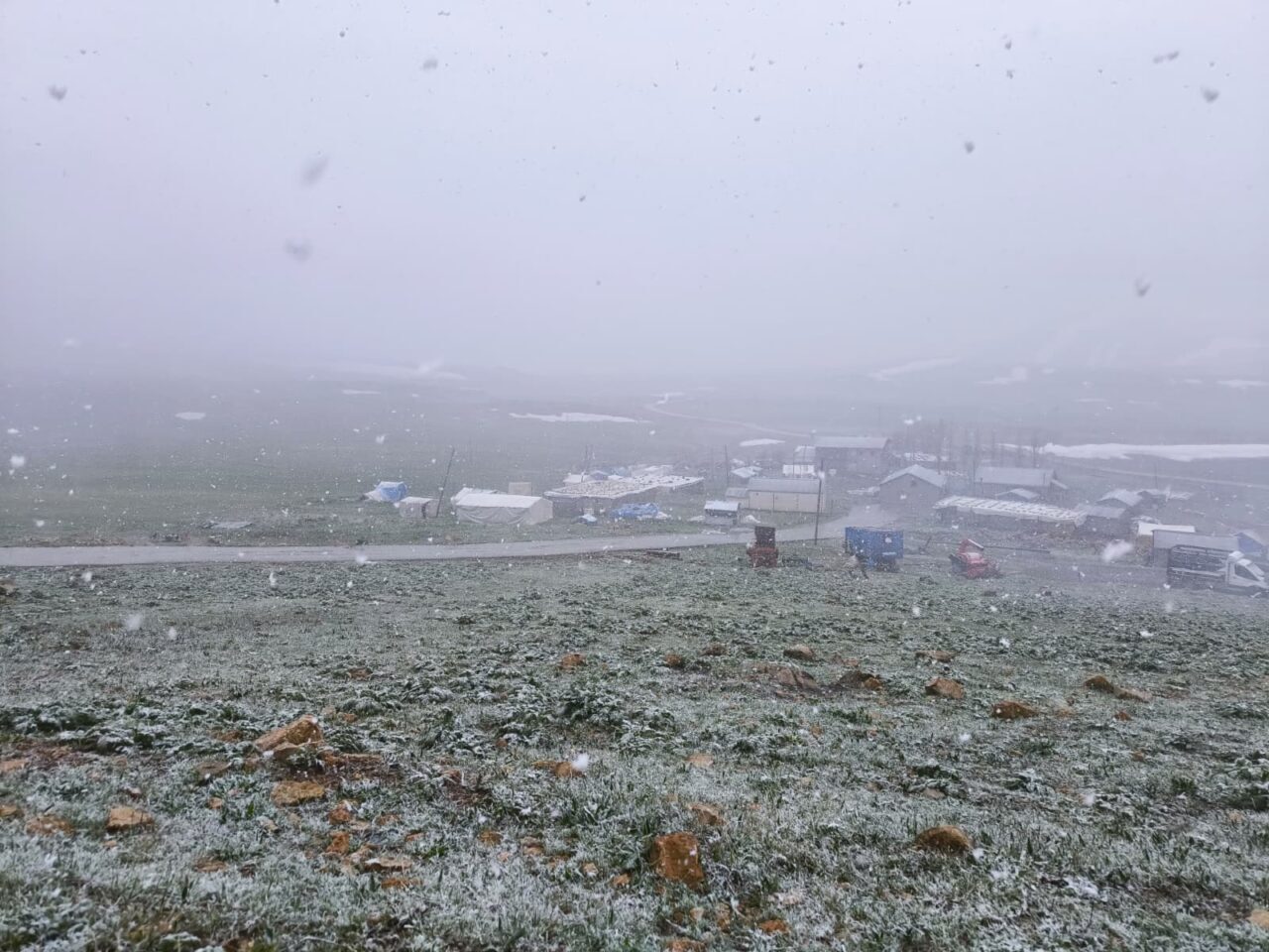 ŞIRNAK (AA) – Şırnak'ın Beytüşşebap ilçesinde ilkbaharın son günlerinde kar