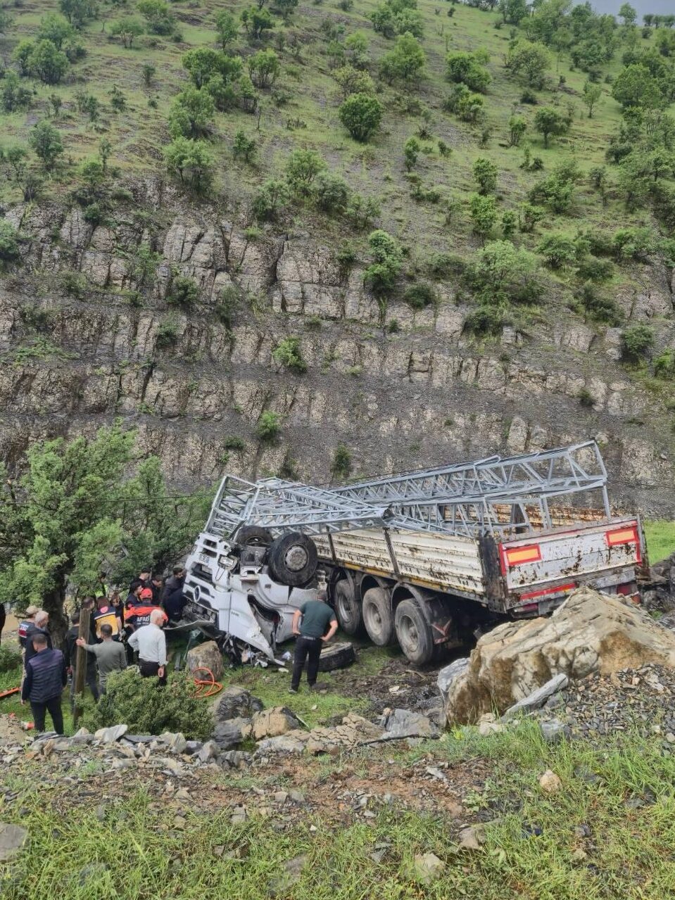 ŞIRNAK (AA) – Şırnak'ta şarampole devrilen tırın sürücüsü hayatını kaybetti.
