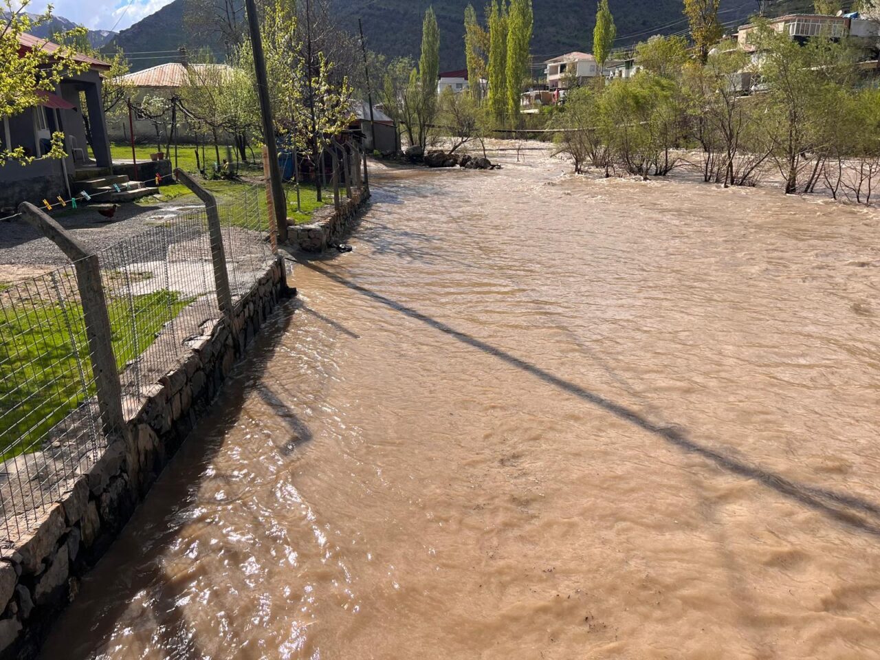ŞIRNAK (AA) – Şırnak'ın Beytüşşebap ilçesinde sağanak etkili oldu. İlçede