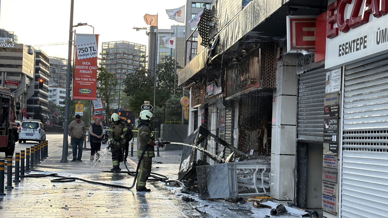 İSTANBUL (AA) – İstanbul'un Şişli ilçesinde bir otomobilin iş yerine