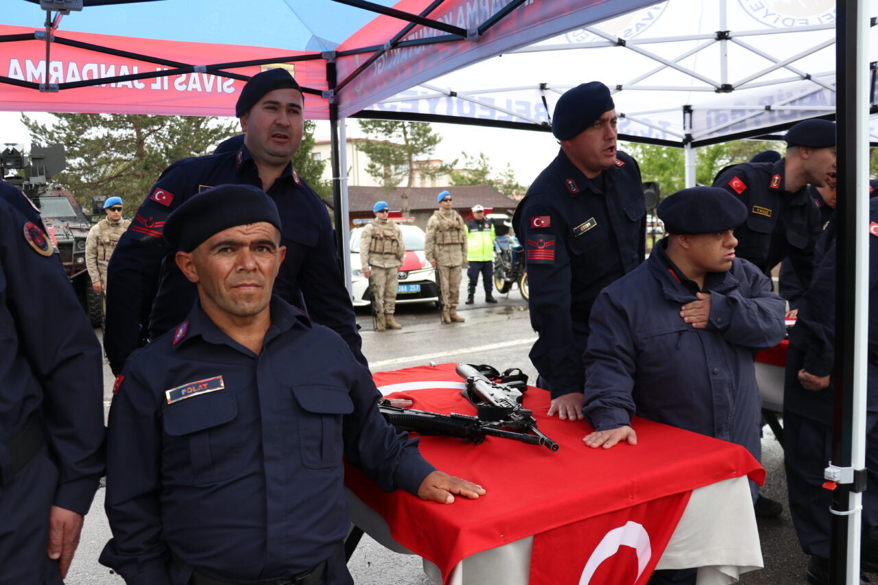 - Törende komutanlar, üşüyen iki engelliye kamuflajlarını giydirerek soğuktan korunmalarını