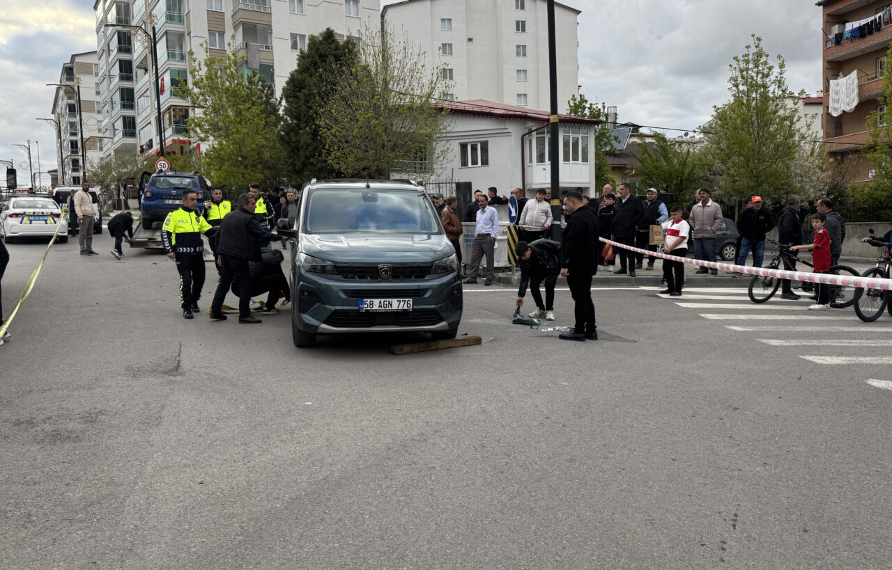 SİVAS (AA) – Sivas'ta hafif ticari araç ile otomobilin çarpıştığı