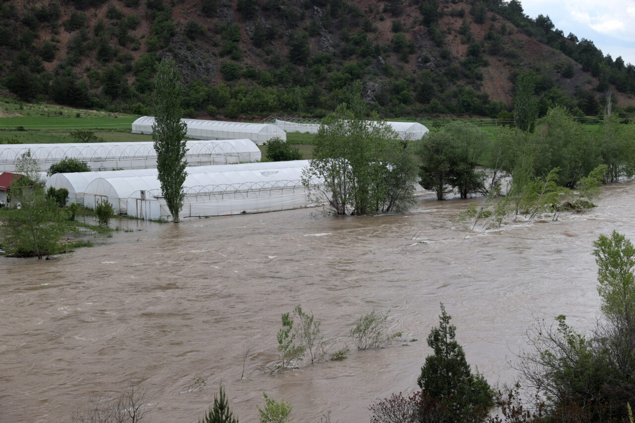 SİVAS (AA) – Sivas'ta Kelkit Nehri'nin yatağından taşmasıyla Akçağıl Köprüsü