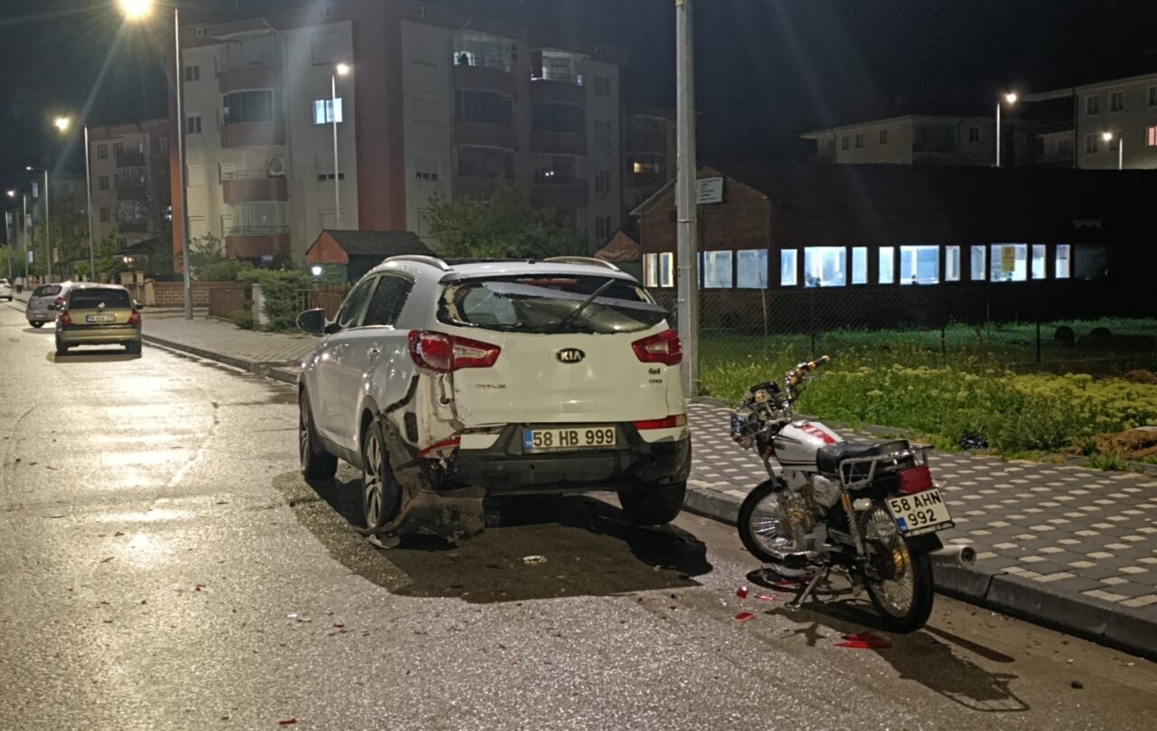 SİVAS (AA) – Sivas'ın Şarkışla ilçesinde park halindeki cipe çarpan