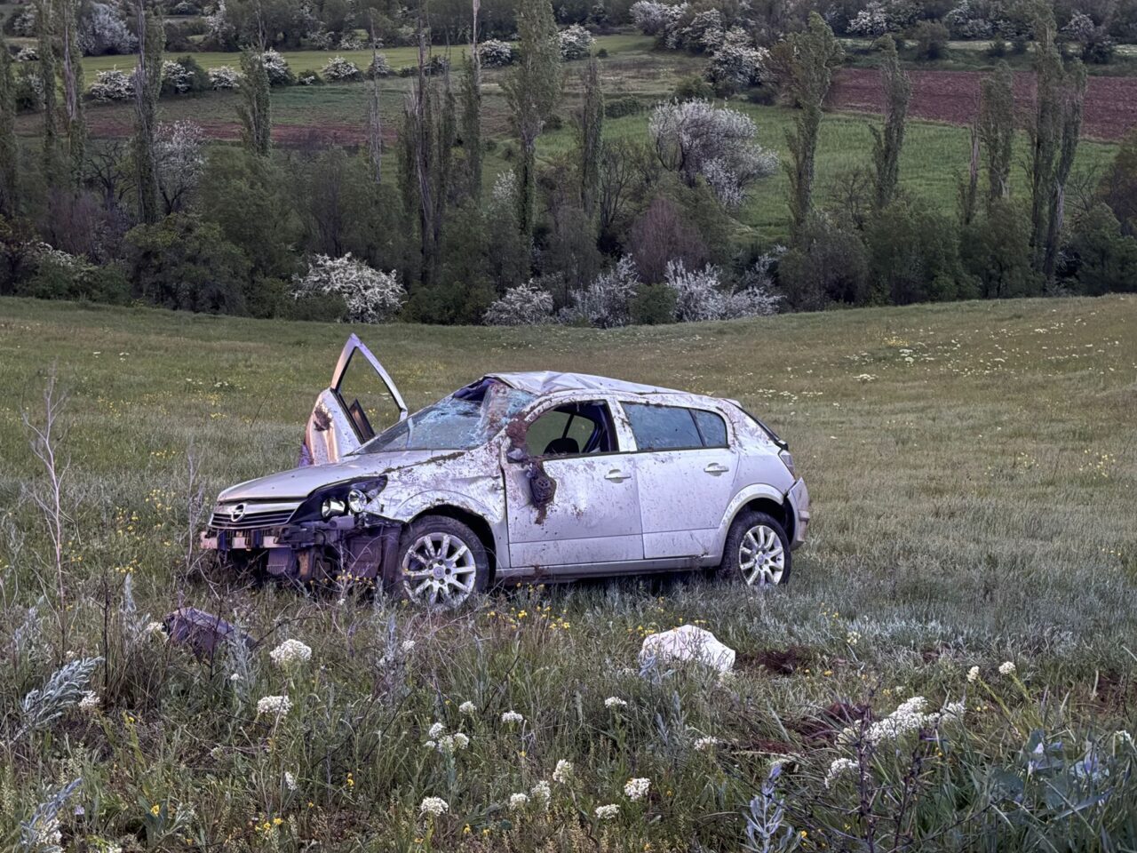SİVAS (AA) – Sivas'ın Suşehri ilçesinde şarampole devrilen otomobildeki 2