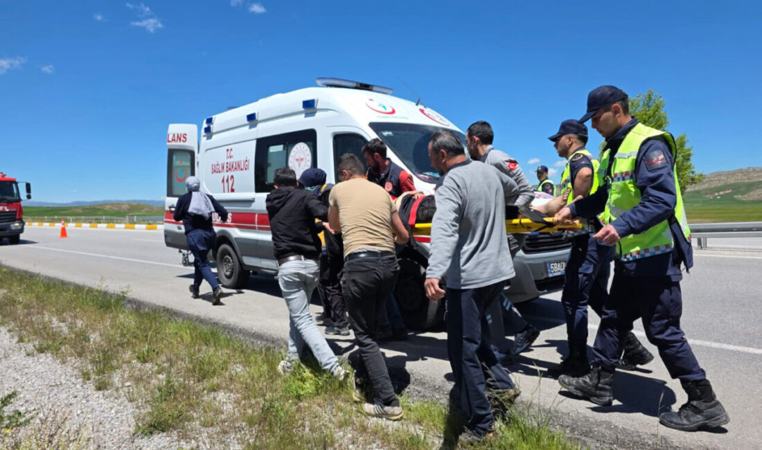 SİVAS (AA) – Sivas'ın Hafik ilçesinde otomobilin şarampole devrilmesi sonucu