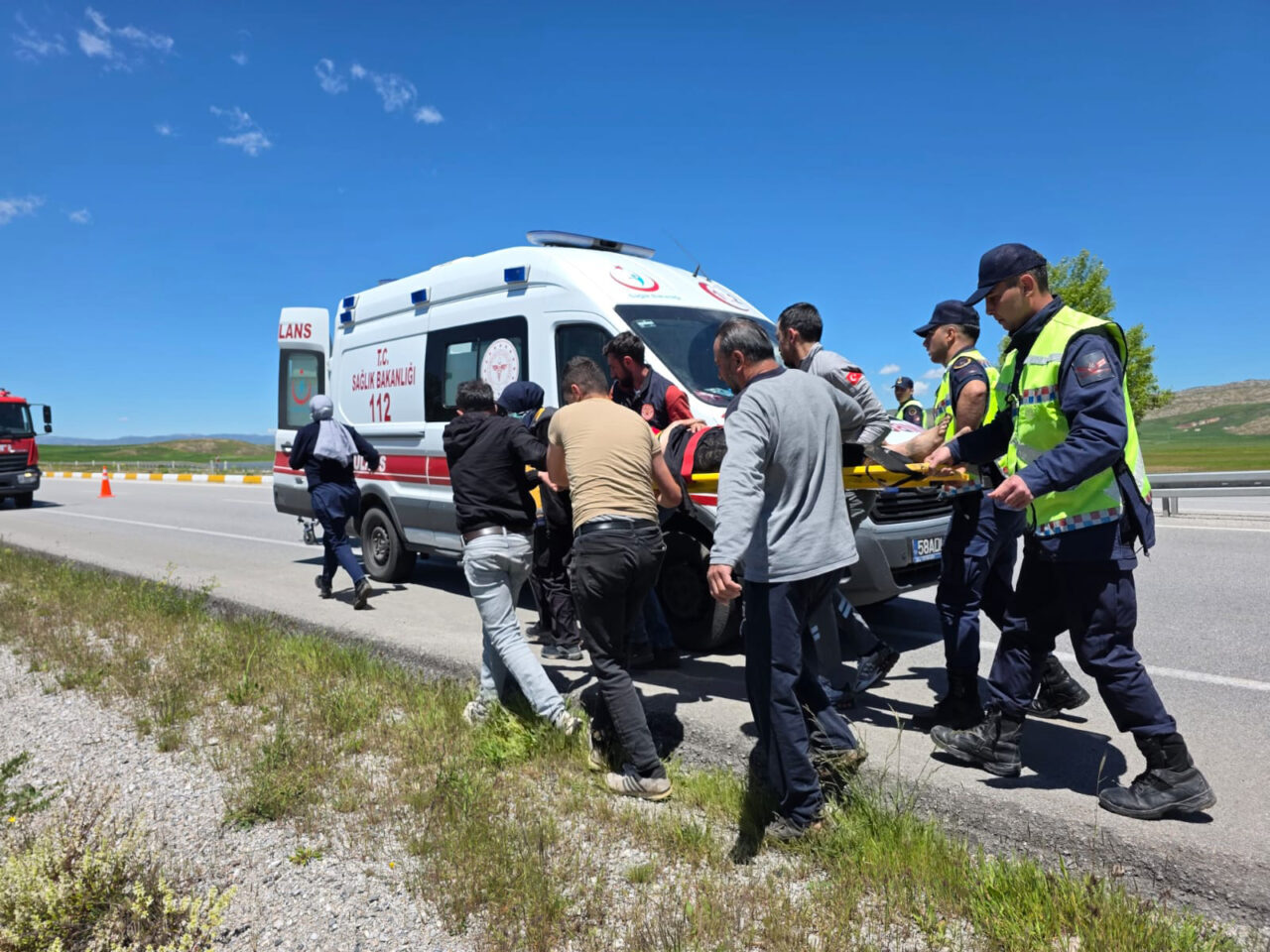 SİVAS (AA) – Sivas'ın Hafik ilçesinde otomobilin şarampole devrilmesi sonucu