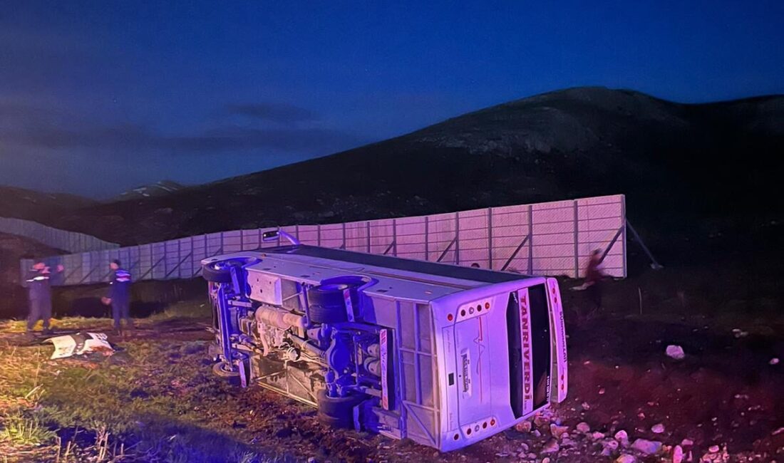 SİVAS (AA) – Sivas'ın Gürün ilçesinde, maçtan dönen taraftarları taşıyan